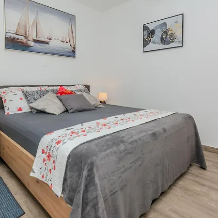 Apartament Mutak Vir