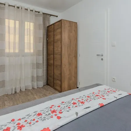 Apartament Mutak Vir